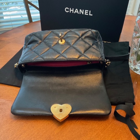 Chanel lambskin Black Quilted Crossbody with Gold Heart Accent AUTHENTIC - Picture 15 of 16